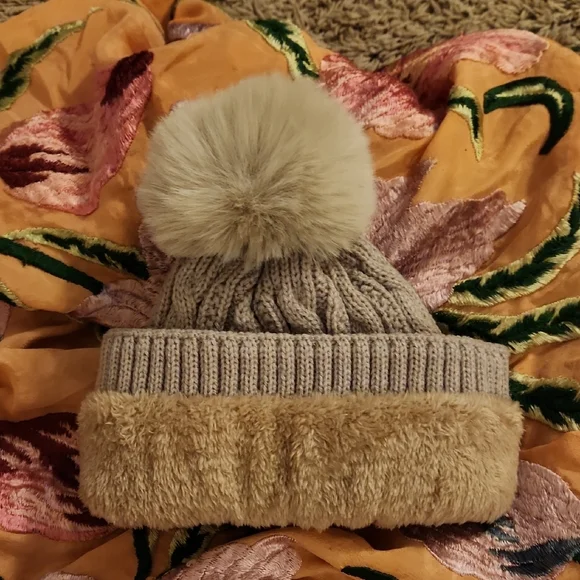 UGG New Tan Cable Knit Beanie with Pom And Infinity Scarf Set display picture 1